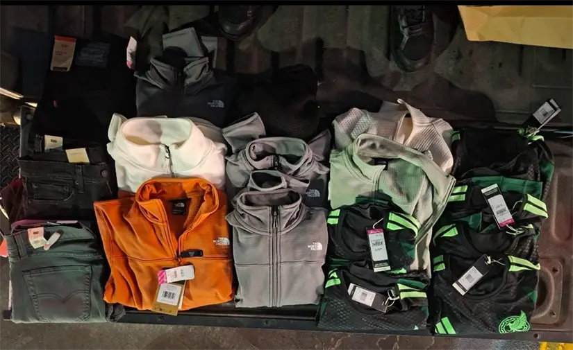 El hombre colocaba diversas prendas de vestir en dos bolsas de la misma tienda. Foto: Policía de Monterrey