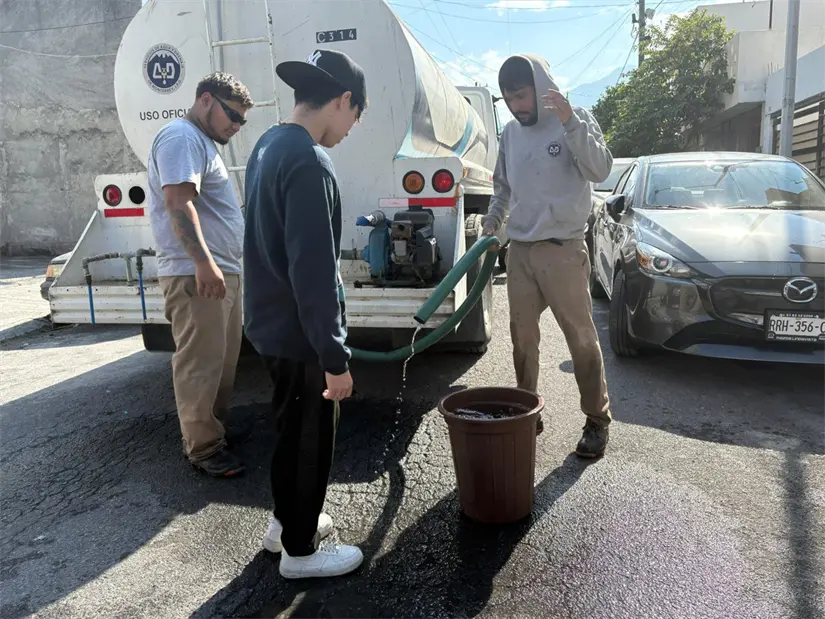 Una pipa de Agua y Drenaje de Monterrey abastece de agua potable a los afectados por el corte de agua tras la reparación de una tubería de 48 pulgadas en la colonia Colibrí, del municipio de Guadalupe. Foto: Facebook Agua y Drenaje de Monterrey
