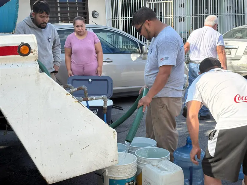 Personal de Agua y Drenaje de Monterrey abastece con una pipa a los afectados por los cortes de agua durante la reparación de una tubería de 48 pulgadas en la colonia Colibrí, del municipio de Guadalupe. Foto: Facebook Agua y Drenaje de Monterrey