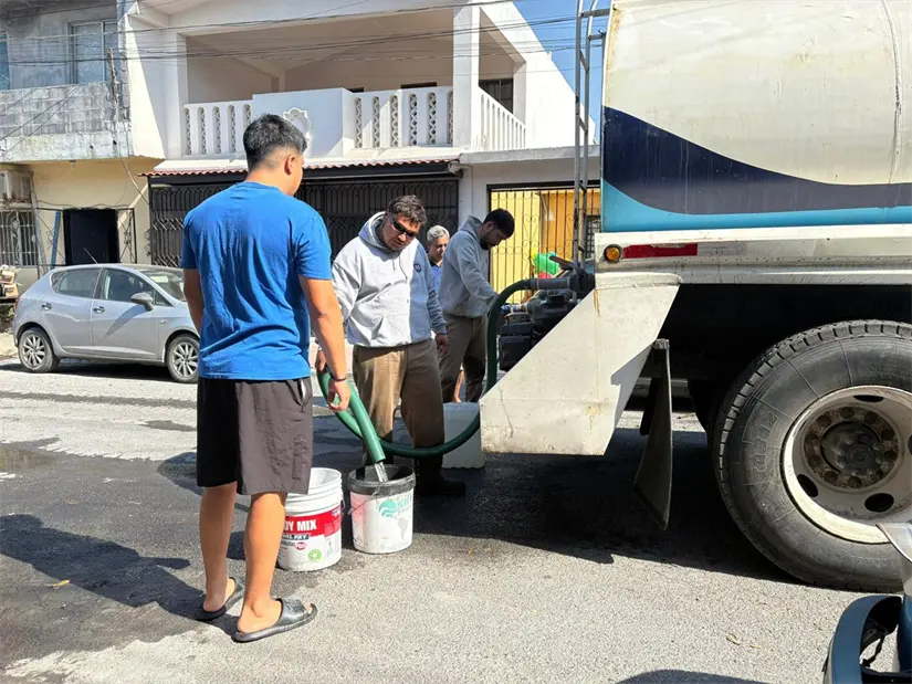 Una pipa de Agua y Drenaje de Monterrey abastece de agua potable a personas afectadas por los cortes de agua en Guadalupe, Apodaca y San Nicolás, durante la reparación de una tubería de 48 pulgadas en la colonia Colibrí, de Guadalupe. Foto: Facebook Agua y Drenaje de Monterrey