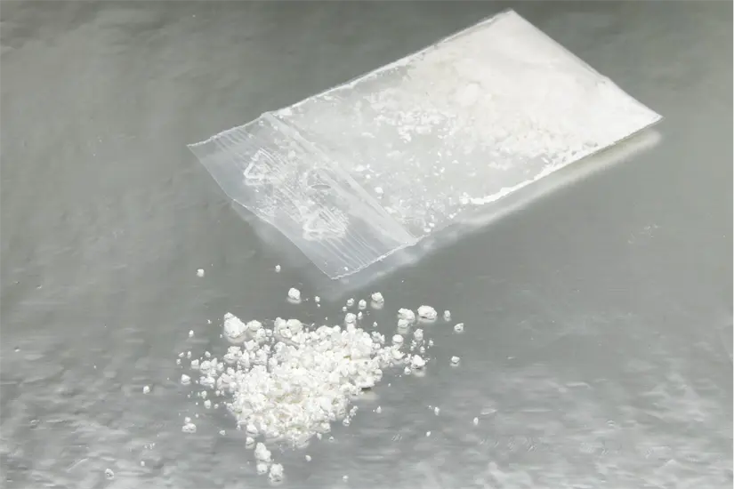 imagen recuadro Bolsa y polvo que asemeja la cocaína. Foto: Canva