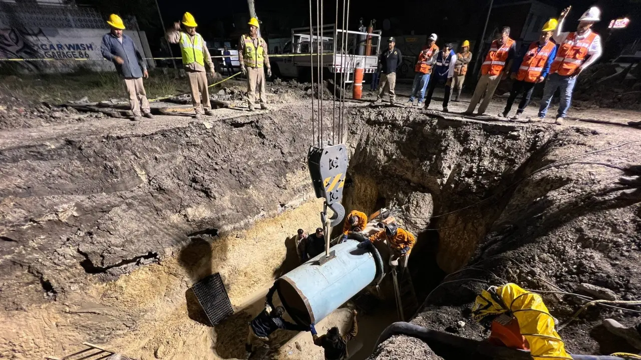 Máquinas en zona de fuga en Guadalupe y tubería. Foto: Facebook Servicios de Agua y Drenaje de Monterrey