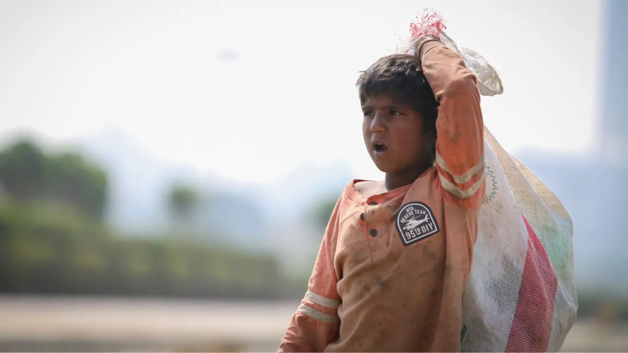 Un menor trabaja en la vía pública, una de las principales formas de trabajo infantil detectadas en el Estado de México. Foto: Canva