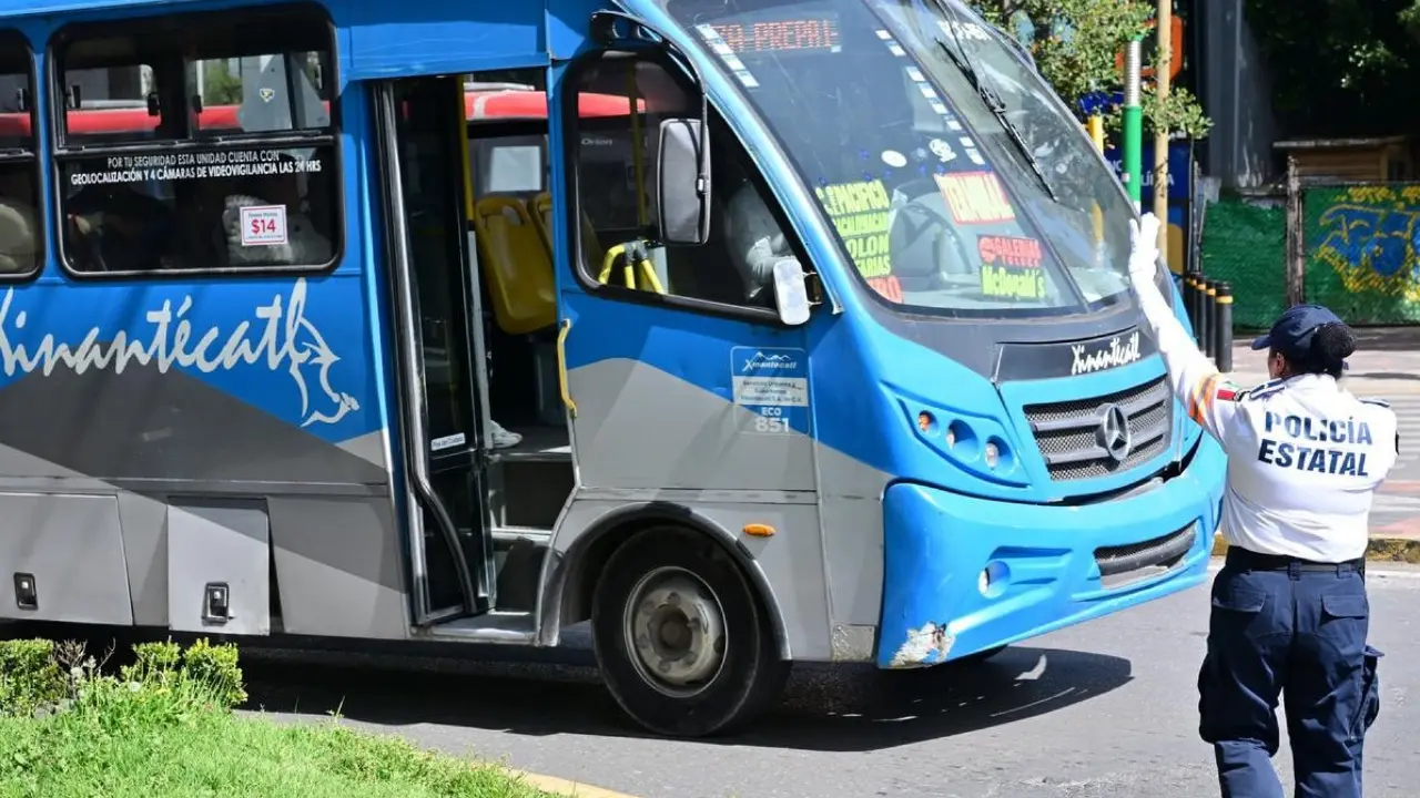 El nuevo reglamento aumenta las multas al transporte público Edomex por levantar pasaje en zonas no autorizadas y otras infracciones graves. Foto: FB/ NTS Edomex (Canva)