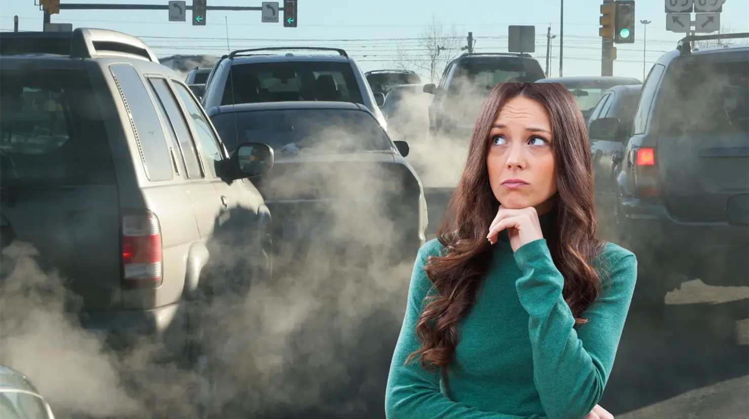 Autos contaminando. Mujer preocupada. (Fotografía: Canva)