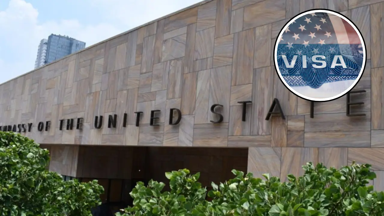 De fondo la nueva Embajada de Estados Unidos, ilustración de visa. Foto: X @USEmbassyMEX | Canva