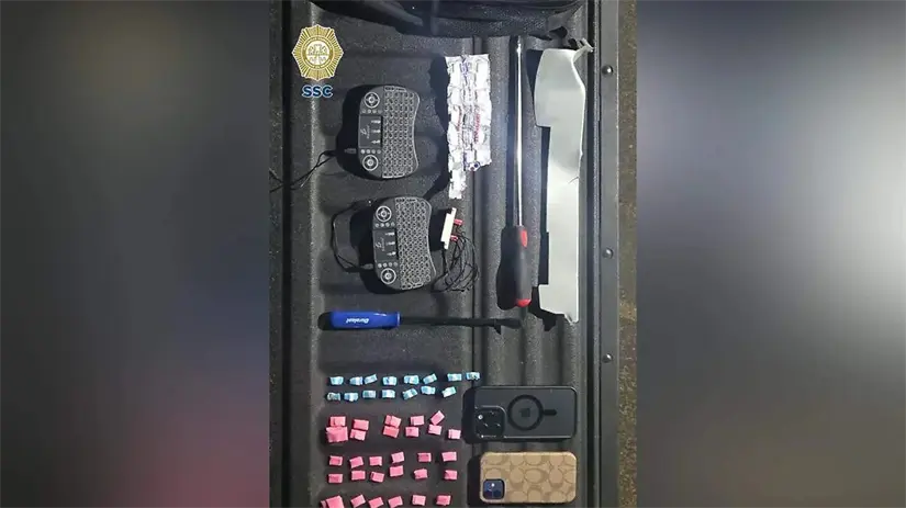 imagen recuadro Policías encontraron 37 envoltorios color rosa y azul. Foto: SSC