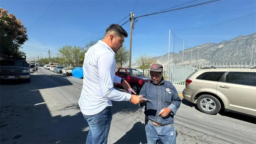 Autoridades del municipio de Santa Catarina y un ciudadano. Foto: Gobierno de Santa Catarina
