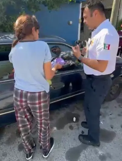 Autoridades del municipio de Santa Catarina y un ciudadano. Foto: Gobierno de Santa Catarina