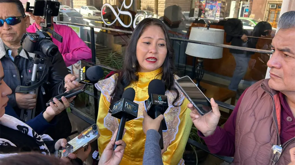 Maestra de Durango denuncia discriminación por parte de su director