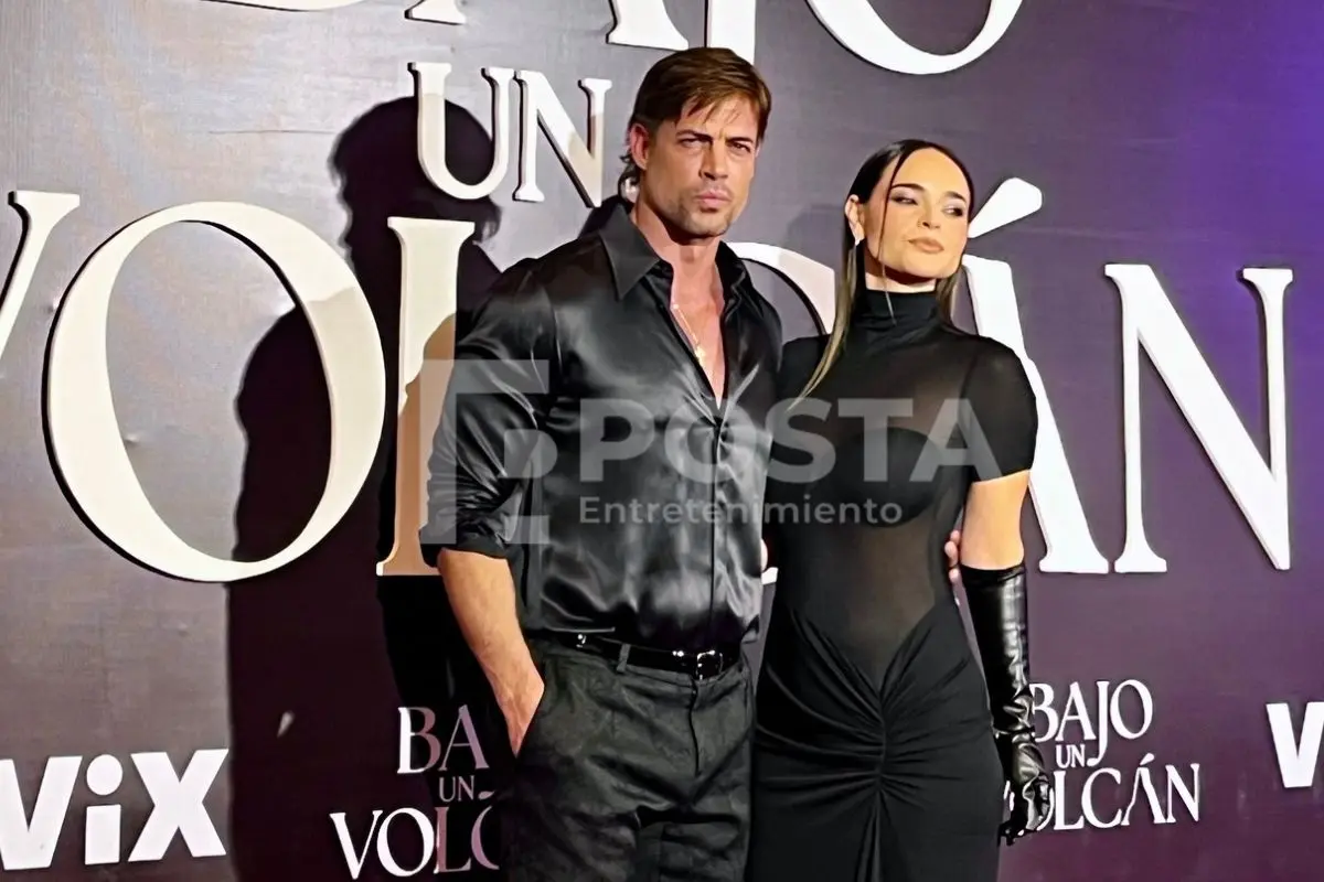 William Levy posó desafiante junto a Fabiola Guajardo que nunca perdió el glamour en la alfombra roja de Bajo un volcán. (Foto:Luis Ortega POSTA ENTRETENIMIENTO)