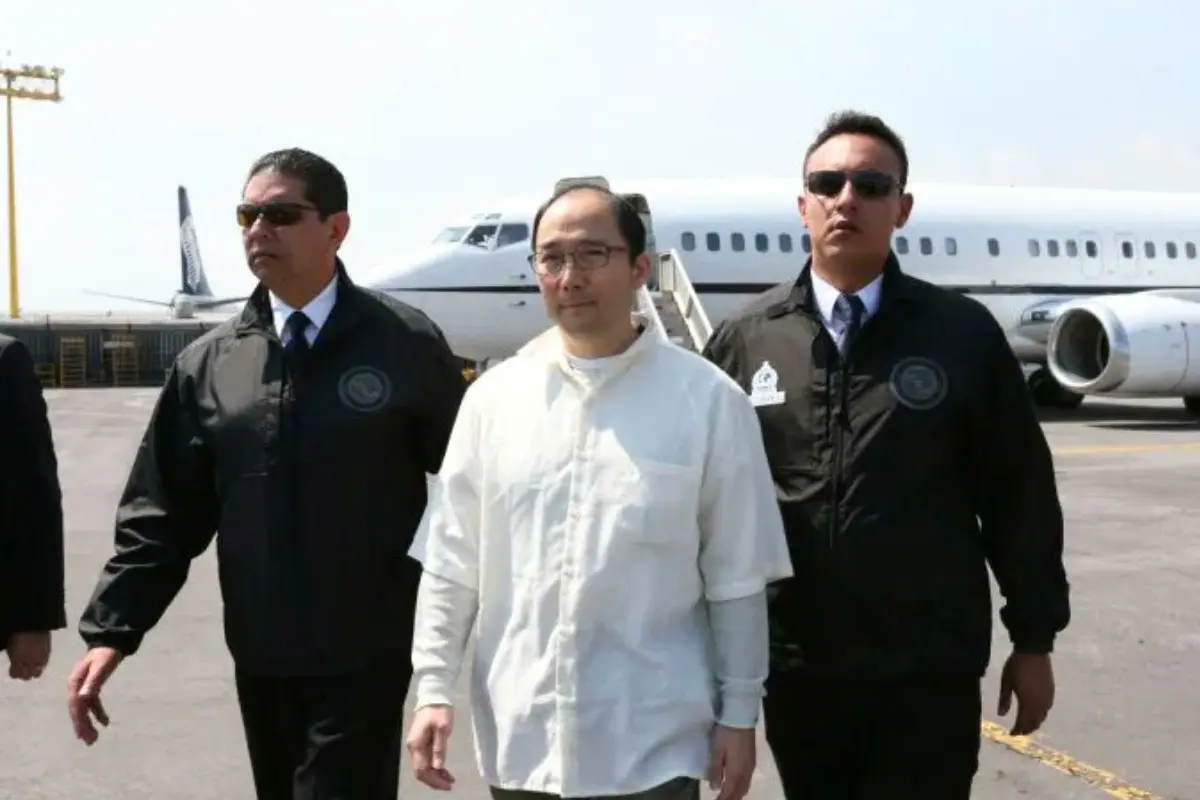 Zhenli Ye Gon siendo custodiado. Foto: X (@EngagingTopics)