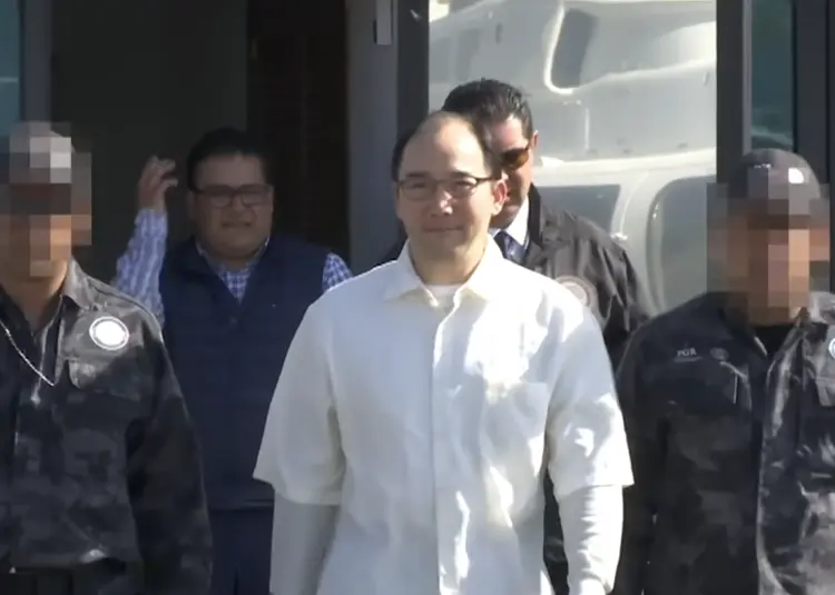 imagen recuadro Zhenli Ye Gon siendo custodiado. Captura de pantalla: YouTube (El Universal)