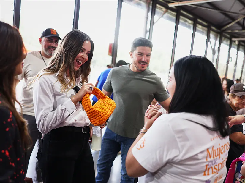 Samuel García y Mariana Rodríguez en el Mercado Hecho en Nuevo León. Foto: Gobierno de Nuevo León.