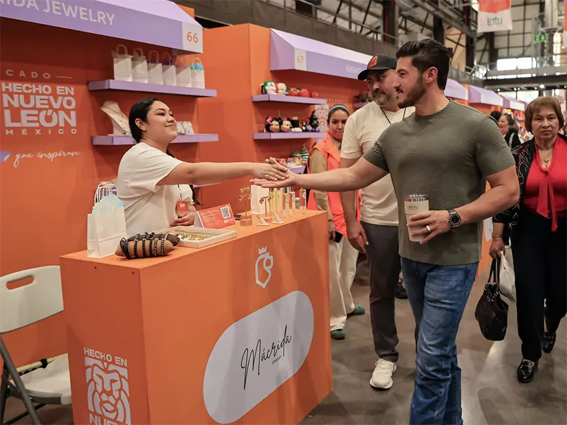 Samuel García paseando por el Mercado Hecho en Nuevo León. Foto: Gobierno de Nuevo León.