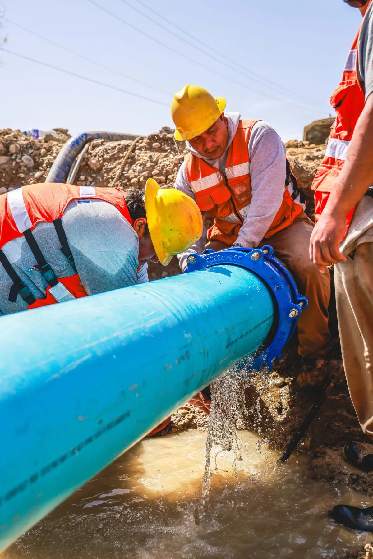 Personal de Agua y Drenaje de Monterrtey trabajando. Foto: Servicios de Agua y Drenaje de Monterrey.