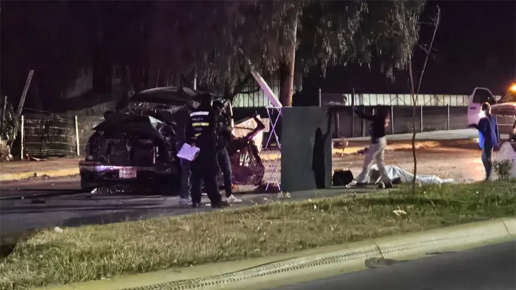 Mueren hombre y mujer al chocar contra un poste en la salida de Durango a Mazatlán