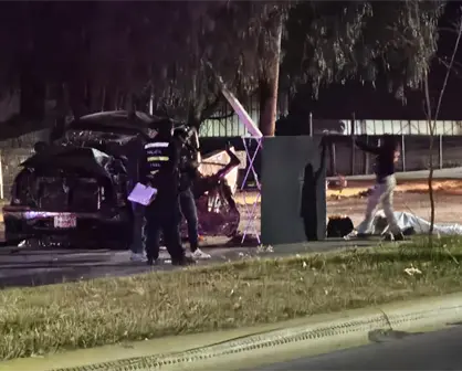 Mueren hombre y mujer al chocar contra un poste en la salida de Durango a Mazatlán