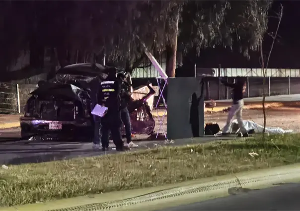 Mueren hombre y mujer al chocar contra un poste en la salida de Durango a Mazatlán