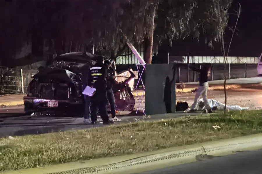 Mueren hombre y mujer al chocar contra un poste en la salida de Durango a Mazatlán