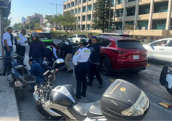 Accidente entre vehículo y motocicleta provoca movilización de emergencia en la alcaldía Cuauhtémoc, CDMX