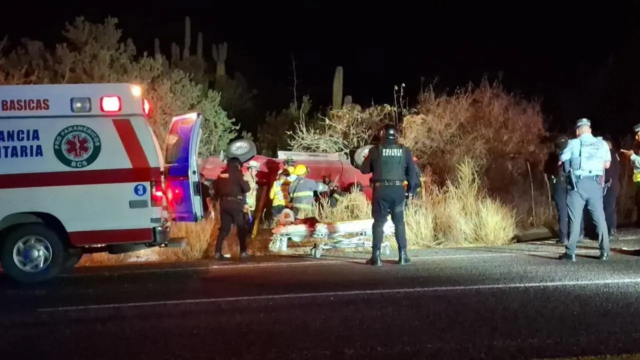 Corporaciones de emergencia atienden la volcadura registrada la noche del martes en el tramo La Paz–San Pedro, cerca de la gasolinera El Novillo. Foto: Noticias La Paz
