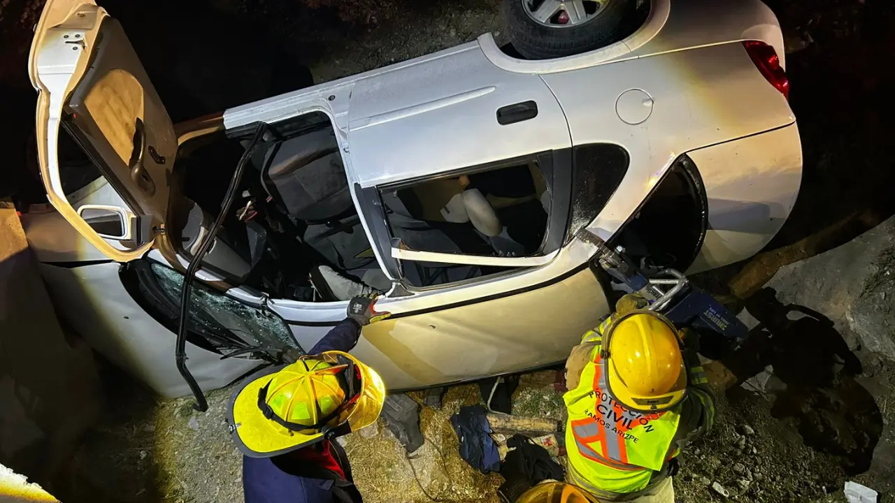 De acuerdo con los primeros indicios, el automovilista manejaba en aparente estado de ebriedad y habría perdido el control tras quedarse dormido al volante. /Foto: PC Ramos Arizpe