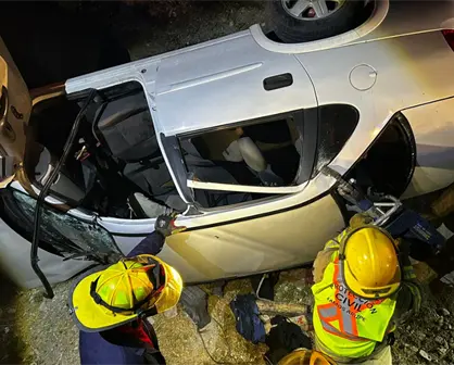 Conductor ebrio cae a pozo en la carretera Saltillo-Monterrey; queda grave