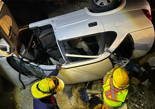 Conductor ebrio cae a pozo en la carretera Saltillo-Monterrey; queda grave