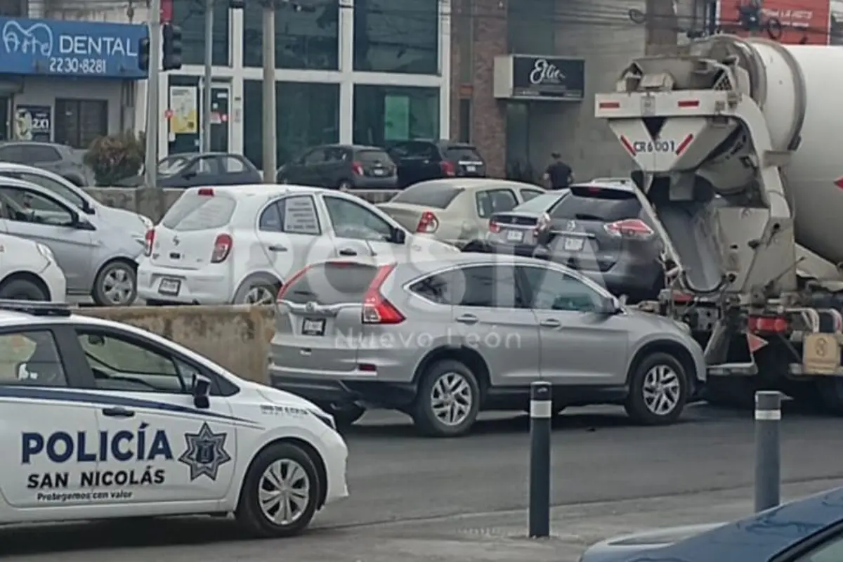 Un hombre fue atacado mientras viajaba en su camioneta  sobre la avenida Rómulo Garza en San Nicolás. Foto: Raymundo Elizalde