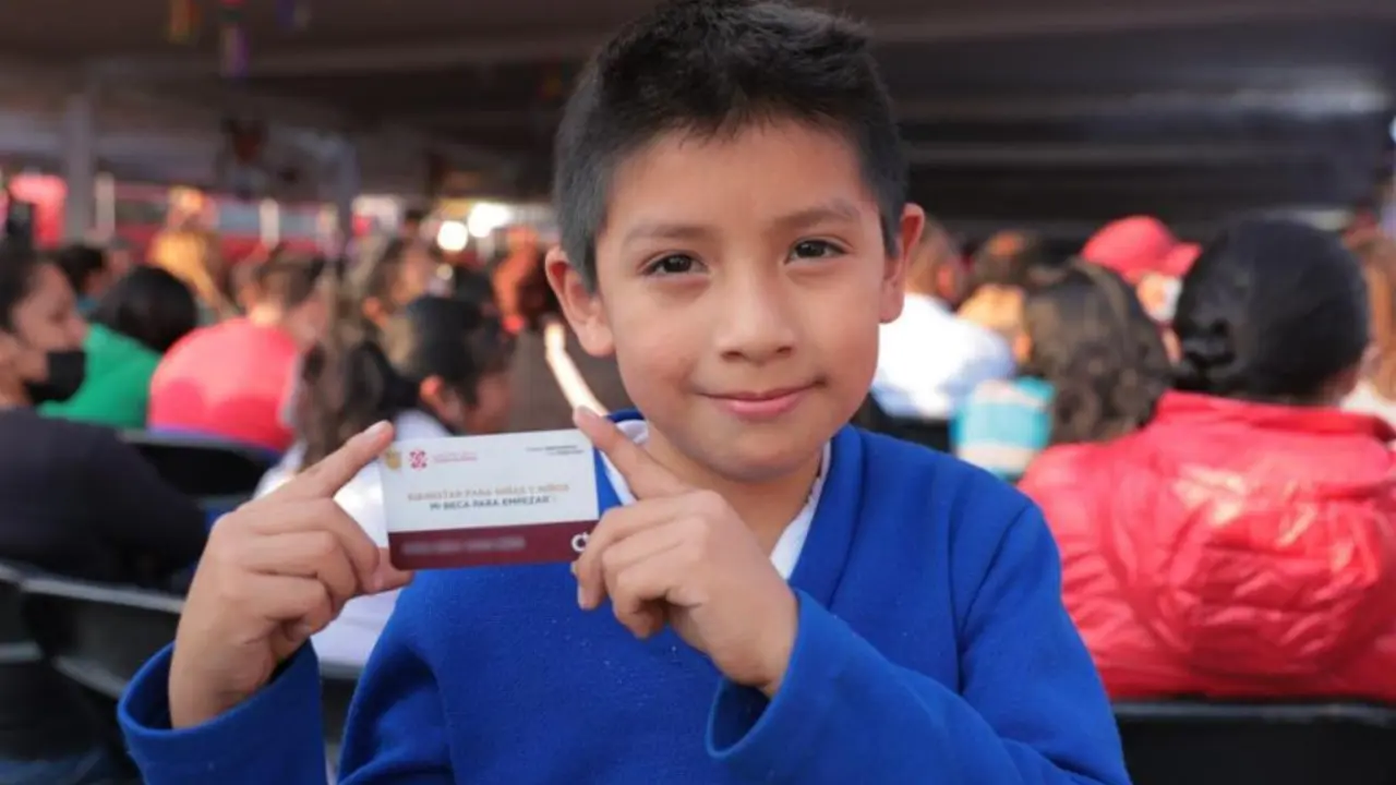 Este apoyo económico beneficia a miles de pequeños con pagos a través de una tarjeta. Foto: Gobierno CDMX