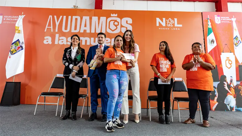 imagen recuadro Realizan entrega de tarjetas de apoyo en Apodaca. Foto: Gobierno de Nuevo León.