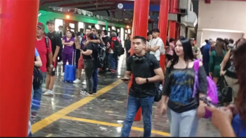 imagen recuadro Usuarios en el andén del metro. Foto: POSTA.