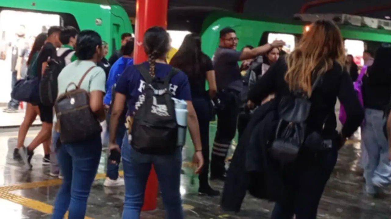 El caos, el desorden y las largas filas se hicieron presentes sin que hasta el momento Metrorrey se pronuncie al respecto. Foto: POSTA.