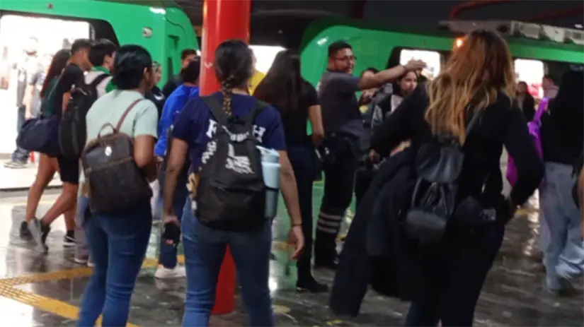 imagen recuadro La multitud de personas, desconcertada, comenzó a cuestionar a los guardias de seguridad. Foto: POSTA.