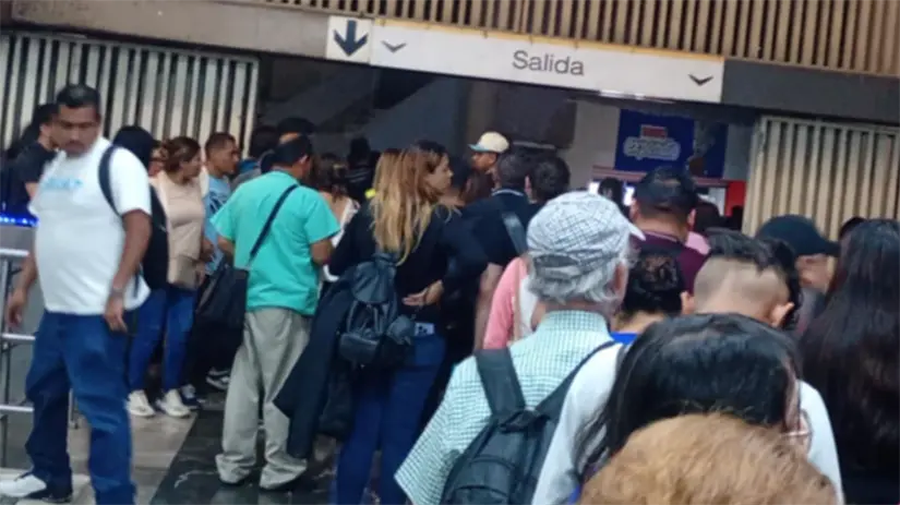 imagen recuadro El caos, el desorden y las largas filas se hicieron presentes. Foto: POSTA.