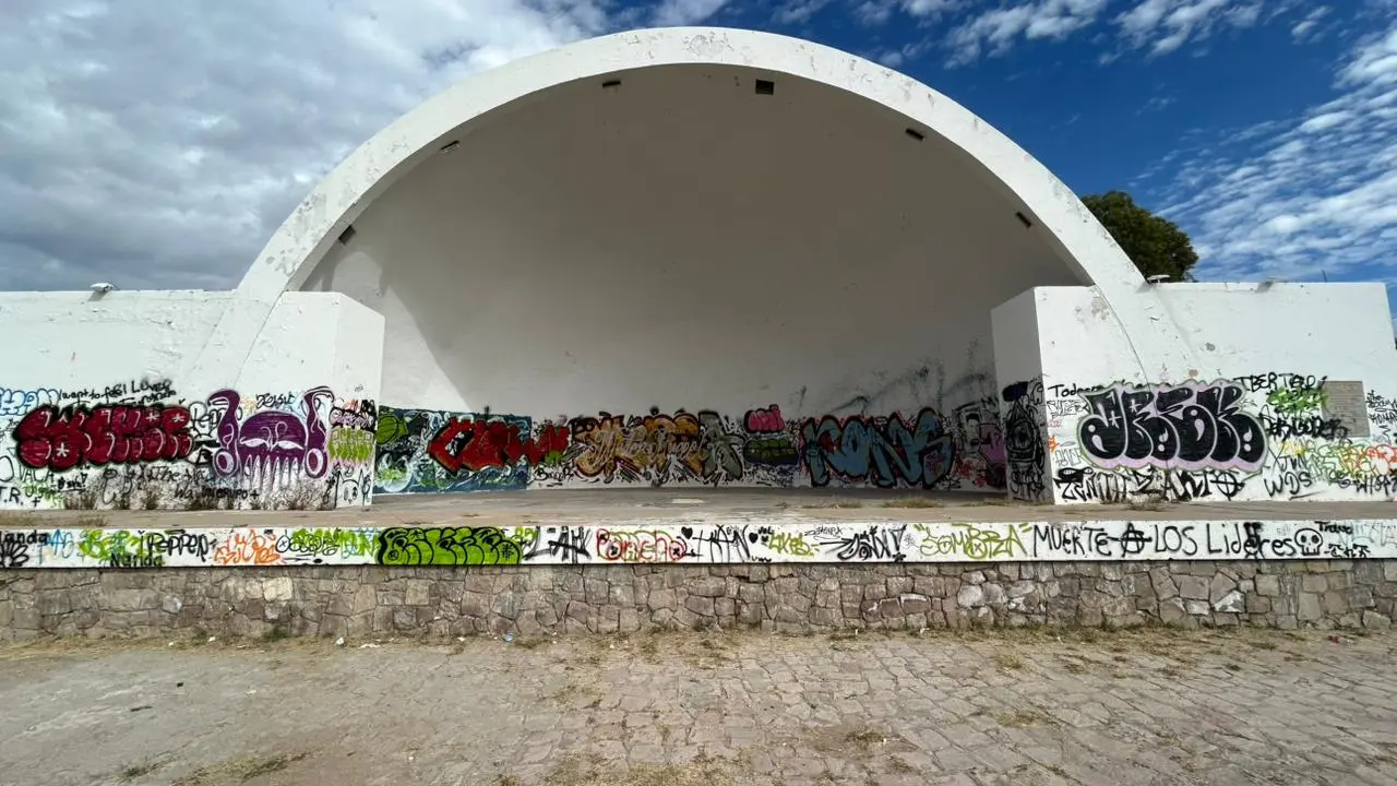 Concha Acústica luce abandonada y vandalizada. Foto: Alejandro Ávila.