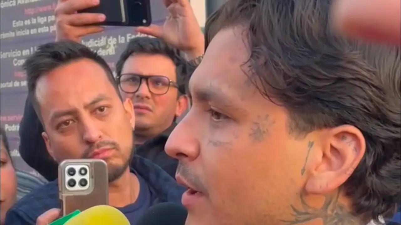 Christian Nodal atendió a la prensa a su salida de la audiencia que se prolongó por casi 17 horas. Foto: Luis Alejandro Ortega