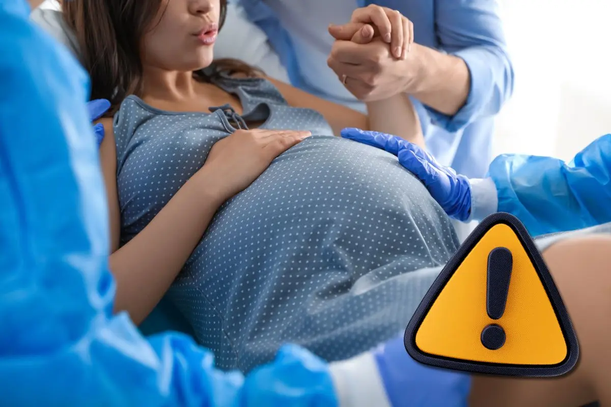 Mujer recibiendo atención durante un parto / Foto: Composición de Canva