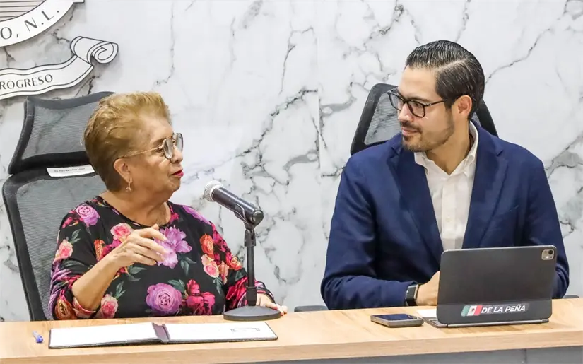 En la imagen la doctora Rosa María Díaz López, comisionada estatal de la COESAMED, y David de la Peña Marroquín, alcalde de Santiago, Nuevo León. Foto: Gobierno de Santiago