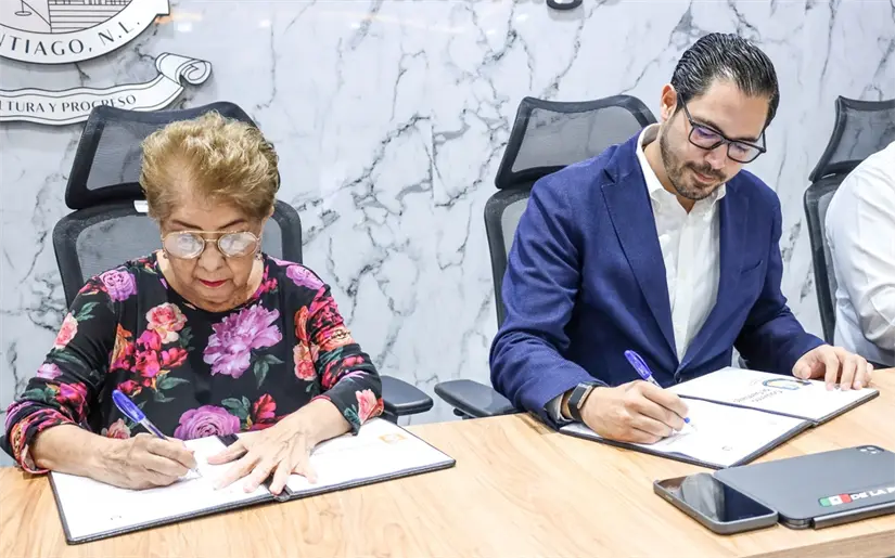 El alcalde de Santiago, David de la Peña, y la doctora Rosa María Díaz López, comisionada estatal de COESAMED, durante la firma del acuerdo. Foto: Gobierno de Santiago