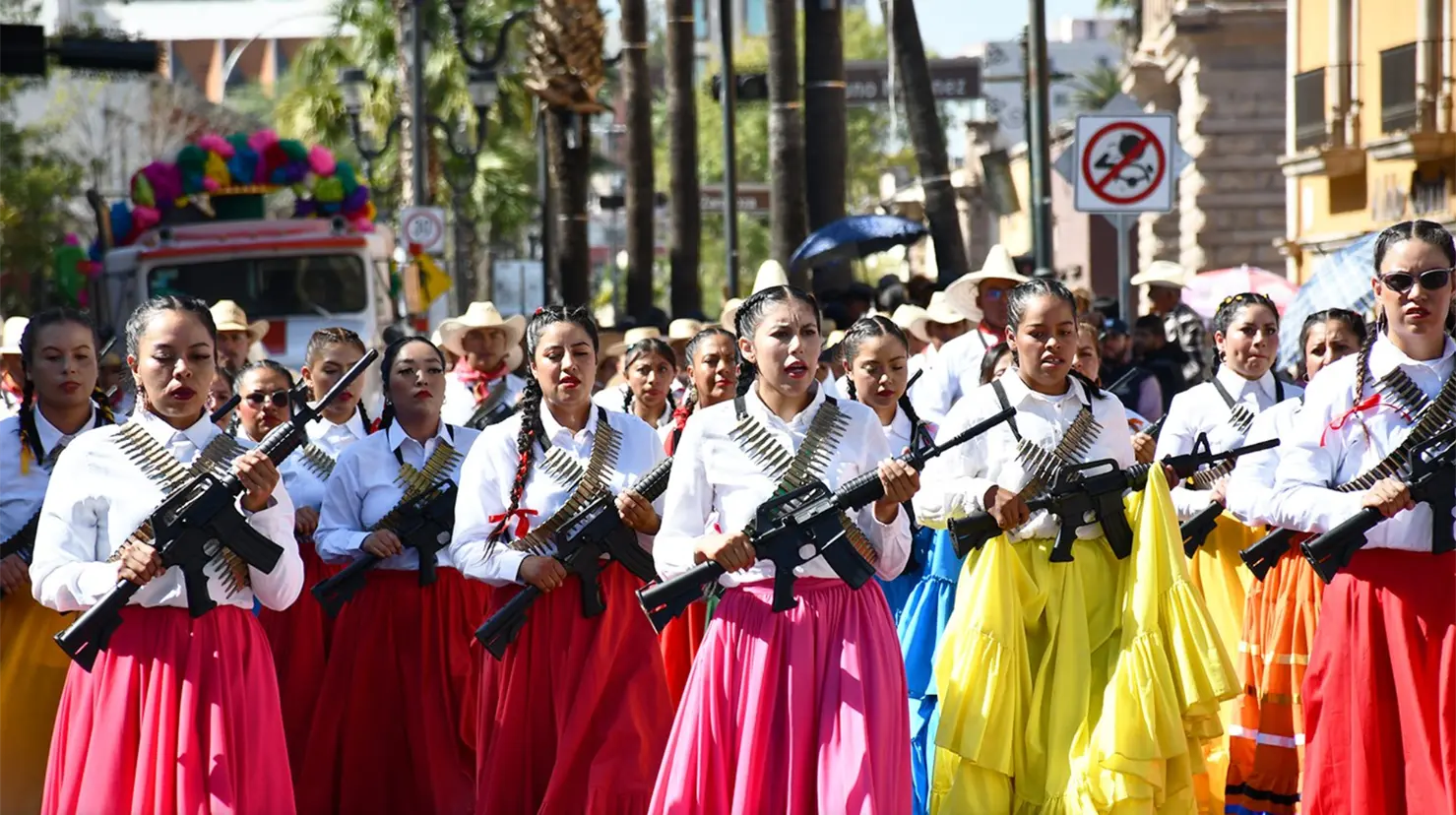 Cada año, el desfile de la Revolución Mexicana congrega a miles de personas en el centro de Durango,. | Foto: Gobierno del Estado.