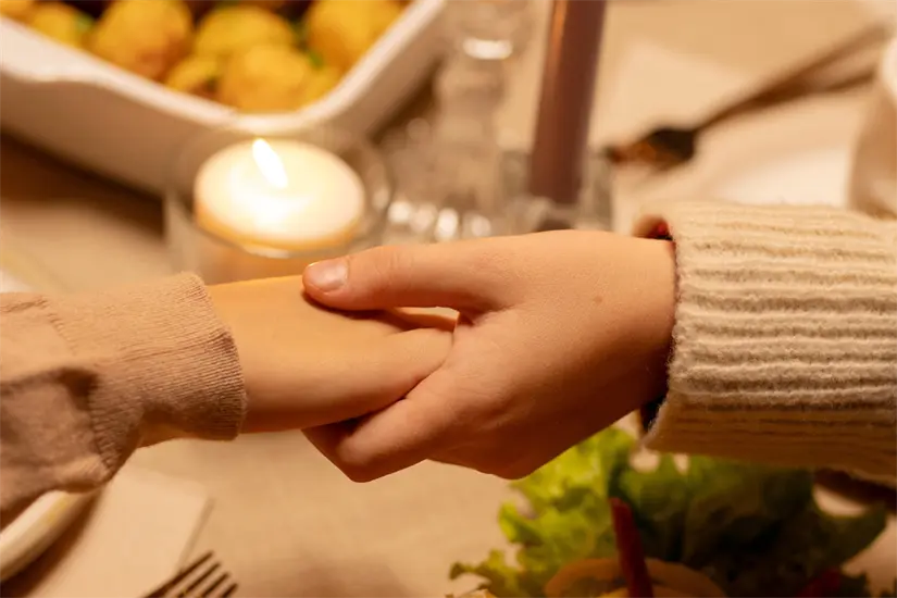 imagen recuadro Familias se reúnen para la cena de día de acción de gracias | Foto: Freepik
