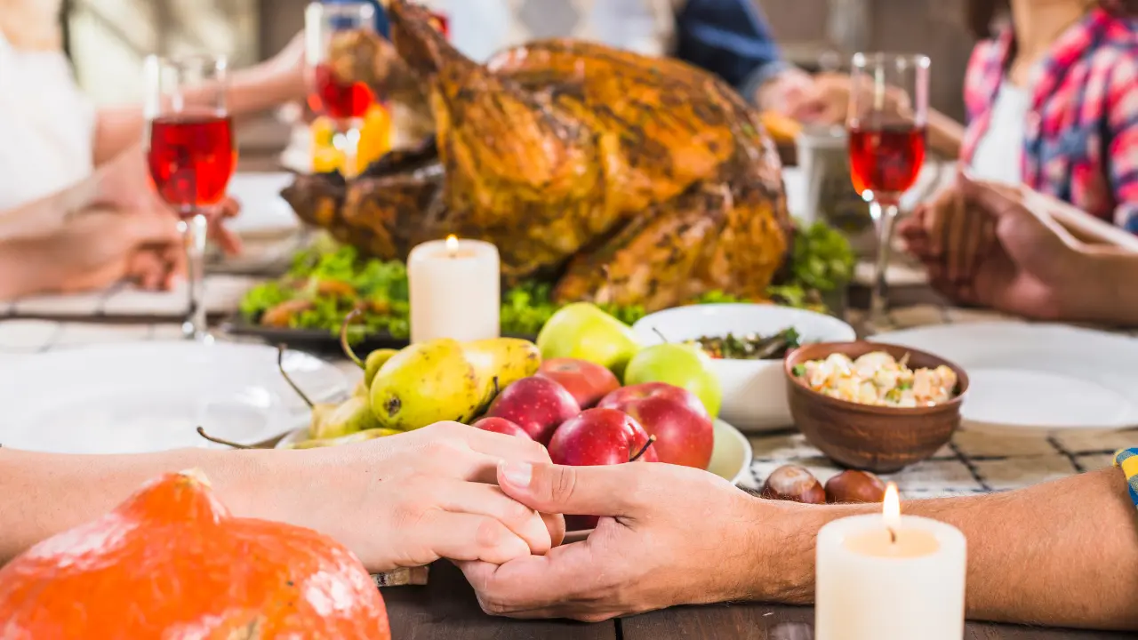 Familias completas se reúnen para dar gracias | Foto: Freepik