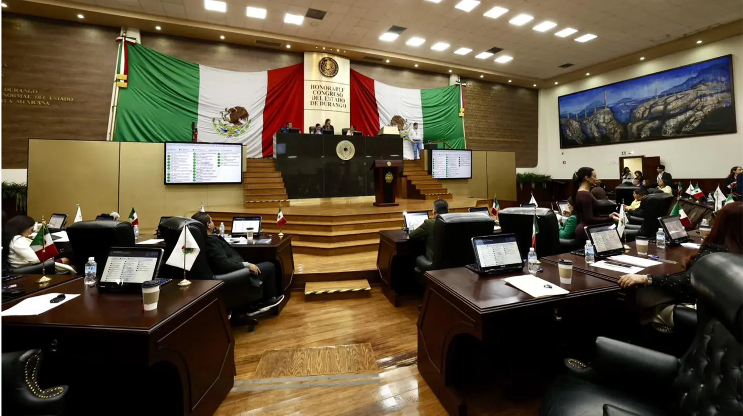 Diputados de Durango también aprobaron reformas al Código Penal en materia de usurpación de profesión. | Foto: Facebook Sandra Amaya.
