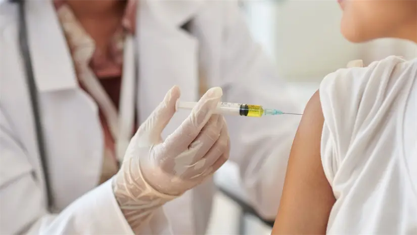 imagen recuadro Imagen alusiva de una persona recibiendo la vacuna contra el VPH Foto: Canva