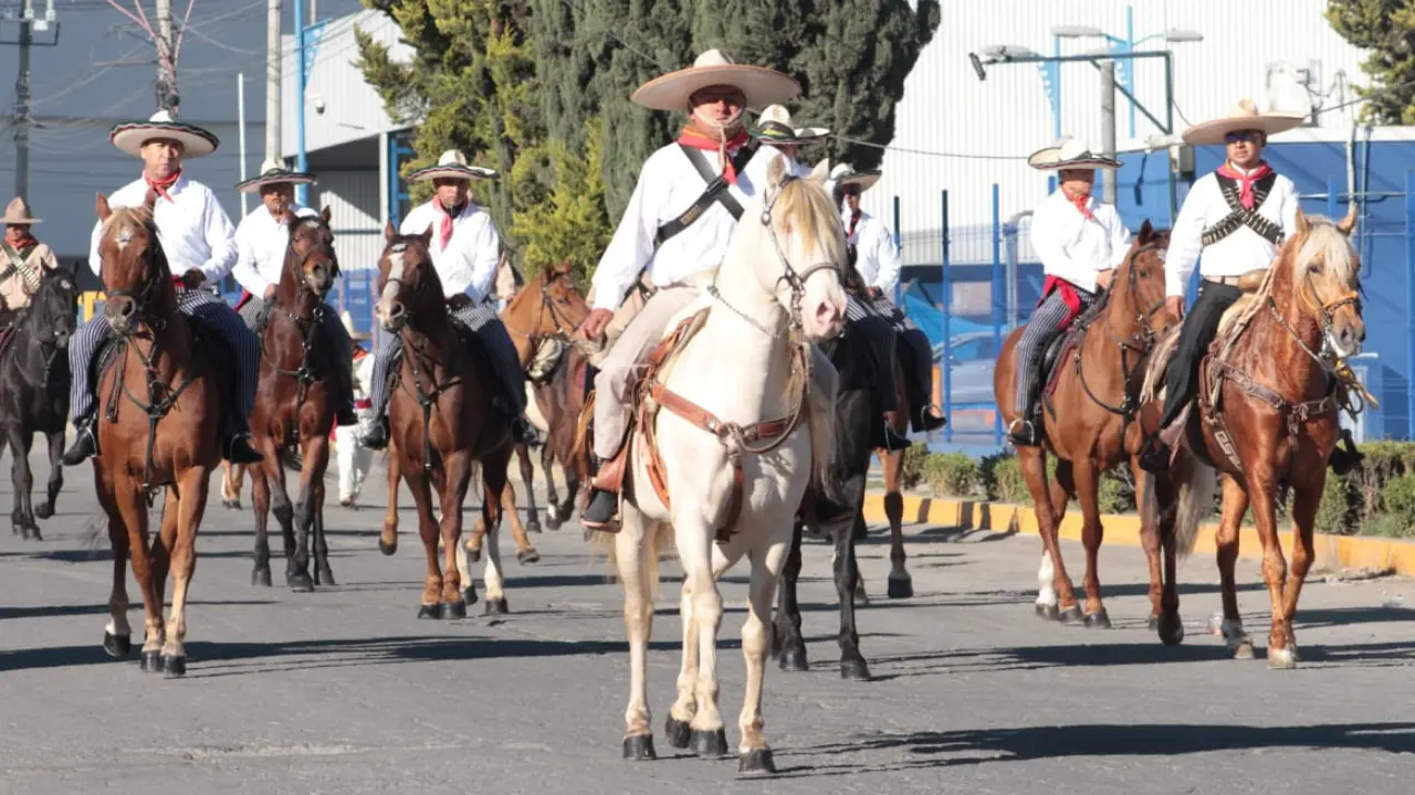 Ensayo del Desfile de la Revolución Mexicana que se llevará a cabo en la capital del Edomex el 20 de noviembre. Foto: X/ @SS_Edomex (Canva)