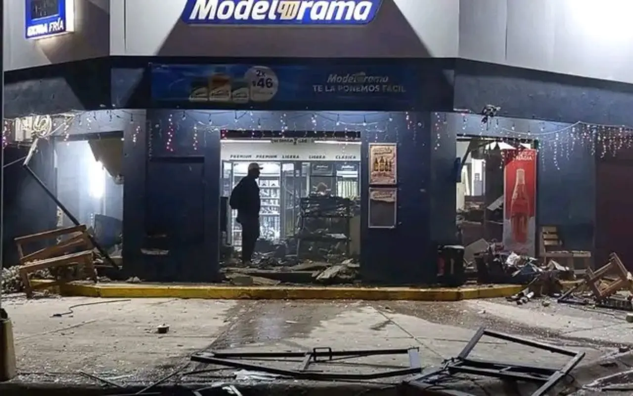 Fachada dañada del establecimiento siniestrado en Mazatlán. Foto: X (@thepuni26470896)