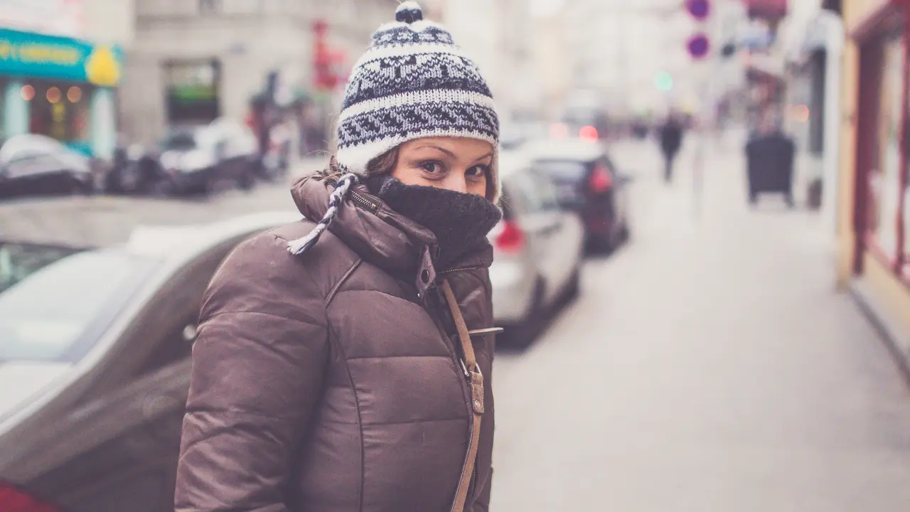 La entrada del Frente Frío 15 al Estado de México obliga a la población a tomar precauciones ante la posibilidad de heladas y bajas temperaturas. Foto: Canva