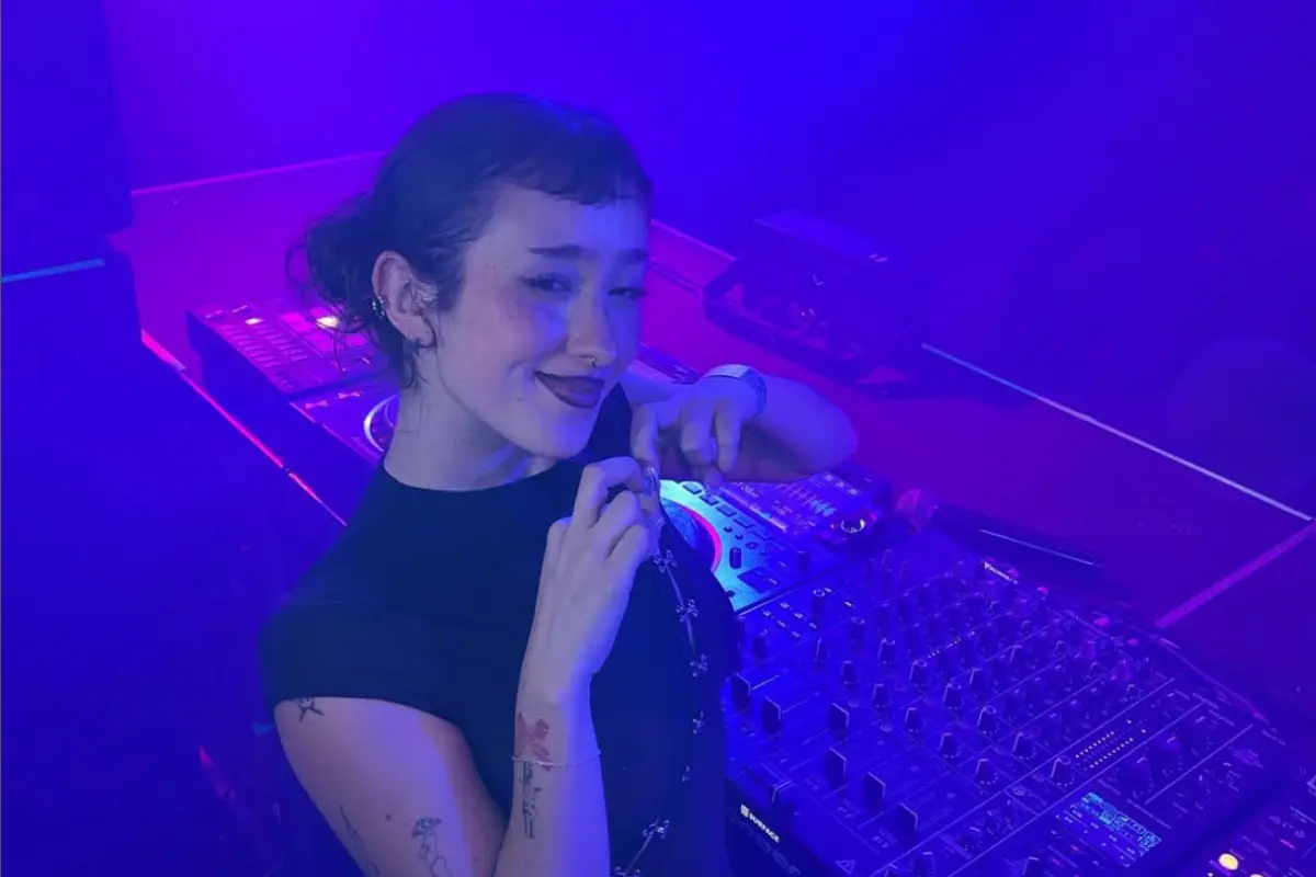 Miranda Santizo detrás de la tornamesa, levantando las manos y formando un símbolo de corazón con los dedos (Foto: IG @mirandasantizo, @djmir___ / Canva)